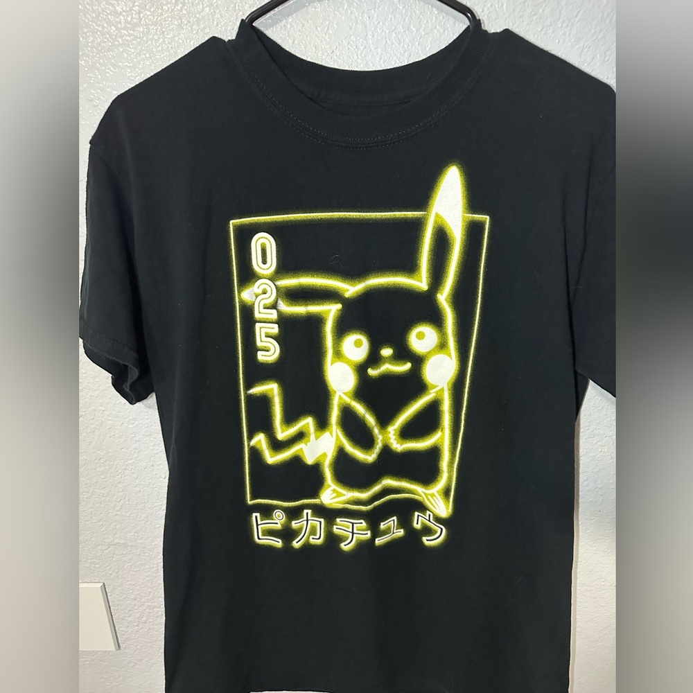 Pokémon medium 25th anniversary pikachu shirt